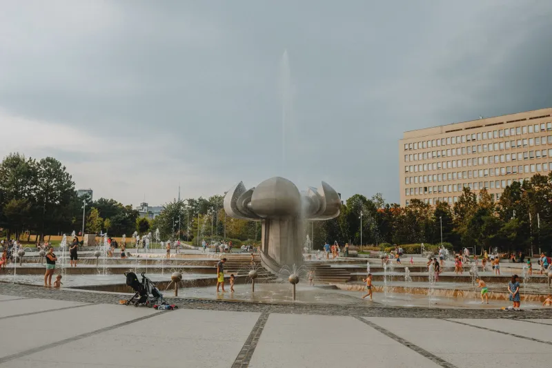 Autour des fontaines : ces points d'eau qui font du marché de La Fontaine un lieu de vie à part entière