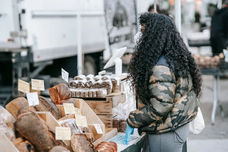 Fermez les yeux, respirez : les signatures olfactives qui révèlent chaque producteur du marché de La Fontaine